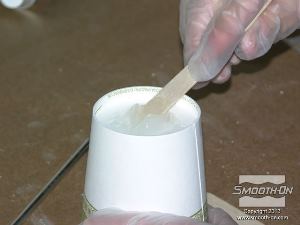 לחיצה להגדלת תמונה מערבבים את הבסיס והמקשה ביסודיות. ל דבק אפוקסי Super Instant זמן עבודה קצר מאוד - 2.5 דקות. חשוב לזכור עובדה זו בזמן השימוש באפוקסי ולא לערבב כמות חומר גדולה ממה שניתן למרוח בזמן זה.