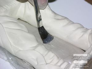 לחיצה להגדלת תמונה בעזרת מברשת מתאימה, מורחים שכבה דקה של אפוקסי Super Instant על החימר העטוף בפלסטיק.