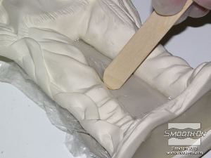 לחיצה להגדלת תמונה מורחים בעזרת מקל ארטיק את הSuper Instant כך שיכסה גם את כל קצוות החלל. המטרה היא למלא לחלוטין את החלל בעזרת סתימת האפוקסי כך שיתקבל פילם דק ואטום לאוויר לגמרי.