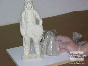 לחיצה להגדלת תמונה דבק אפוקסי Super Instant מתמצק מהר מאוד. זמן העבודה שלו הוא 2.5 דקות והוא מגיע לחוזק שניתן להתחיל לעבוד עם המוצר  תוך 5-10 דקות. לאחר זמן זה, מוציאים בזהירות את החימר מסתימת האפוקסי. האפוקסי לא ידבק לציפוי הפלסטיק של החימר וישאר במקומו.