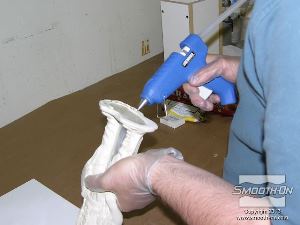 לחיצה להגדלת תמונה מורחים דבק חם על בסיס המודל....