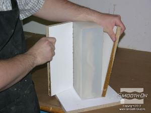 לחיצה להגדלת תמונה מסירים את לוחות הקופסה מתבנית הסיליקון.