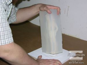 לחיצה להגדלת תמונה מסירים את התבנית מלוח הבסיס. סילקון ליציקה SORTA-Clear® 40 הוא שקוף מספיק כדי לראות את המודל דרך בלוק החומר המוצק. תכונה זו חשובה עבור שלב ביצוע החתך בתבנית והוצאת המודל.