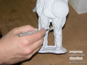 לחיצה להגדלת תמונה הפלאש הוא דק ועדין מאוד וניתן לחתוך אותו בקלות עם סכין לאחר מכן לשייף את היציקה כך שלא נשארים סימנים על היציקה.