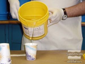 לחיצה להגדלת תמונה מודדים את הבסיס של הפוליאוריתן Brush-On® 40. יחס הערבוב הוא 1:1 לפי נפח (הבסיס נוזלי והמקשה משחתי).