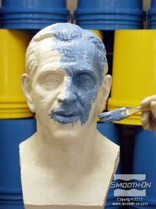 לחיצה להגדלת תמונה ממשיכים למרוח בטפיחה את הפוליאוריטן Brush-On® 40 (שכבת הפרטים), מלמעלה למטה. מורחים בטפיחה כדי להבטיח שהגומי ממלא את כל הפרטים.