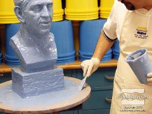 לחיצה להגדלת תמונה מכסים את כל המודל בשכבת ה פוליאוריתן למריחה Brush-On® 40 הראשונה, כולל משטח העבודה. יש למרוח את החומר במרחק של לפחות 7.5 מבסיס המודל כדי לעזור בנעילת התבנית במעיל התמיכה בהמשך. לאחר שמסיימים למרוח את החומר סוקרים את המודל ומחפשים איזורים לא מכוסים.