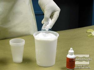 לחיצה להגדלת תמונה שכבה 2.5 - בשכבה זו מוסיפים למנה של הפוליאוריתן Brush-On® 40 חומר מסמיך TASK 11  מטרתה של שכבה זו הוא למלא זוויות שליליות (אנדרקאטים) ובניית קווי תפר מעובים (כדי להקל על חתיכת התבנית בהמשך).