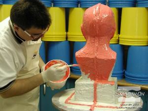 לחיצה להגדלת תמונה מודדים, מערבבים וצובעים בצבע שונה את השכבה השלישית של הפוליאורתן  Brush-On® 40. מורחים את השכבה על כל המודל, כולל הגומי הסמיך (שכבה 2.5). 