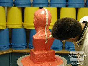 לחיצה להגדלת תמונה עוברים שוב על קו התפר ומעבים אותו בעוד פוליאוריתן  Brush-On® 40 עם מסמיך.