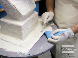 לחיצה להגדלת תמונה חותכים את הקצוות של תחתית הגומי ומיישרים אותם. בכדי שיהיה נוח לעגן עליו את מעיל התמיכה.