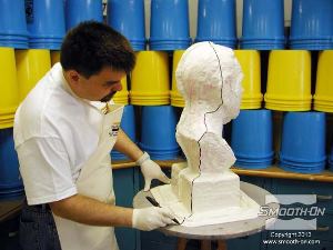 לחיצה להגדלת תמונה בעזרת הטוש מסמנים על הגומי את קווי התפר בין חלקי המעיל השונים. מתחילים את הקו הראשון מהחלק העליון של הראש, דרך הנקודה הגבוהה של האוזן, משם לנקודה הגבוהה בכתף ולמטה עד לקצה החיצוני של התבנית.