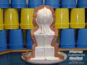 לחיצה להגדלת תמונה מתחילים בהכנת מעיל התמיכה על צידו האחורי של המודל. מעיל התמיכה יוכן בעזרת פוליאוריתן Plasti-Paste.