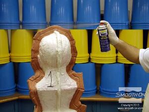 לחיצה להגדלת תמונה מרססים חומר הפרדה על בסיס סיליקון Universal® Mold Release על כל משטחי המודל (כולל הבסיס).