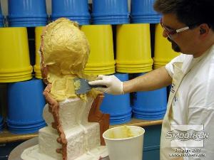 לחיצה להגדלת תמונה מורחים את הפוליאוריתן Plasti-Paste® II על כל משטחי המודל, עד לקו הסימון החיצוני של התבנית (בבסיס). פוליאוריתן למריחה Plasti-Paste® II מסוגל להחזיק את עצמו במשטח אנכי טוב יותר מכל פלסטיק אחר בשוק!