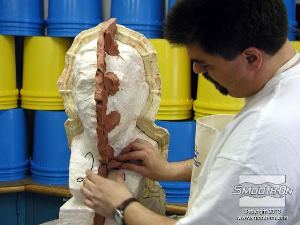 לחיצה להגדלת תמונה בונים תמיכה לקו ההפרדה מפיסות חימר כמו קודם.