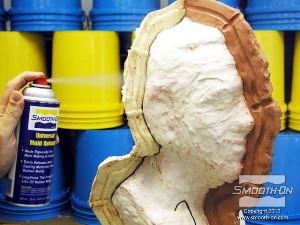 לחיצה להגדלת תמונה מרססים חומר הפרדה Universal® Mold Release  על כל משטחי המודל.