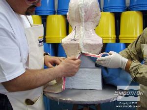 לחיצה להגדלת תמונה בעזרת סכין חד, חותכים בזהירות את תבנית ה גומי פוליאוריתן Brush-On לאורך קו התפר המעובה. מומלץ לבצע שלב זה בעזרת אדם נוסף שמחזיק את התבנית פתוחה.