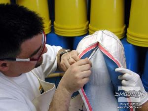 לחיצה להגדלת תמונה חותכים את הגומי לאורך הקו עד לחלק העליון בראש המודל.