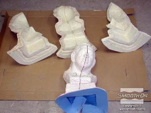 לחיצה להגדלת תמונה מסדרים את כל חלקי התבנית ומעיל התמיכה כהכנה לתהליך היציקה.