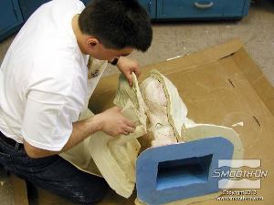 לחיצה להגדלת תמונה ממקמים את התבנית בתוך מעיל התמיכה של ה Plasti-Paste. קו התפר של תבנית הגומי מתיישב במדוייק בתעלות הנעילה של מעיל התמיכה.