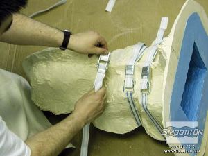 לחיצה להגדלת תמונה סוגרים את מעיל התמיכה על התבנית ומאבטחים בעזרת רצועה.