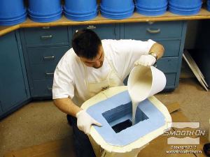 לחיצה להגדלת תמונה המטרה היא ליצור יציקה חלולה וקלת משקל. שופכים את ה גבס מחוזק בפולימר Matrix® NEO אל התבנית ומתחילים לסובב אותה כך שהחומר מכסה את כל המשטחים בה.