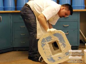 לחיצה להגדלת תמונה מסובבים את התבנית וכך בונים את שכבות ה גבס מחוזק פולימר Matrix® NEO אחד על גבי השניה.