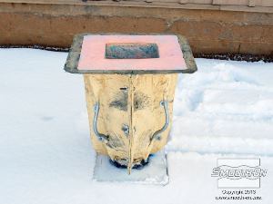 לחיצה להגדלת תמונה לאחר ש הסיליקון לתבניות Rebound® 25 התמצק לגמרי, מכינים מעיל תמיכה מפוליאוריתן למריחה Plasti-Patse. לאחר שמעיל התמיכה מתמצק, מוציאים את מודל ה חימר לעיצוב המקורי. לאחר מכן, מחזירים את תבנית הסיליקון אל מעיל התמיכה ונועלים את החצאים.