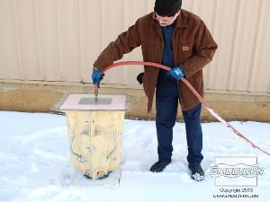 לחיצה להגדלת תמונה מילוי תבנית הסיליקון אורך פחות מדקה. מניחים למים לקפוא בתבנית.