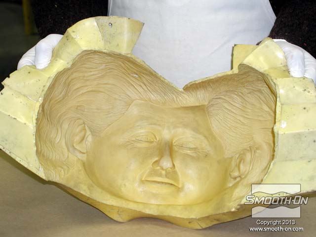 מכינים תבנית מגומי פוליאוריתן גמיש למריחה Brush-On 40 כדי להעתיק את כל פרטי מודל החימר המקורי. התבנית העתיקה באופן מושלם את כל פרטי המודל.