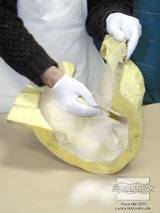 לחיצה להגדלת תמונה טיפ להכנת תבניות: פיזור שכבה דקה של טלק על התבנית מעניק ליציקה גימור מט יבש ונוח לצביעה.