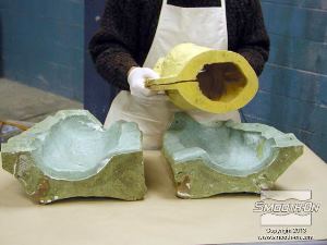 לחיצה להגדלת תמונה מכניסים את תבנית הגומי אל אחד מחצאי מעיל התמיכה שלה, העשוי מפוליאוריתן קשיח מחוזק עם סיבים Plasti-Paste®.