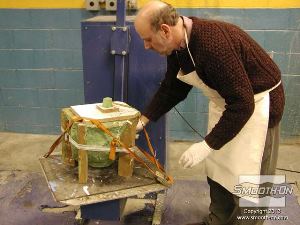 לחיצה להגדלת תמונה סותמים את החור בלוח המכסה בעזרת 