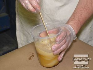 לחיצה להגדלת תמונה מודדים ומערבבים את הבסיס והמקשה של פוליאוריטן מוקצף קשיח Foam-iT!® 5. הקצף ישמש למילוי חלל היציקה ויעשה אותה קלה וחזקה.