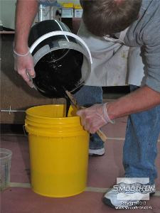 לחיצה להגדלת תמונה שופכים את הקצף המעורבב אל מיכל ערבוב חדש ונקי.