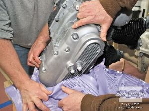 לחיצה להגדלת תמונה מקלפים את תבנית הסיליקון מעל יציקת הקצף.