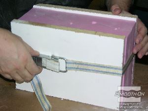 לחיצה להגדלת תמונה משתמשים בשני לוחות קופסת התבנית המקבילים לחתך כדי לאבטח את התבנית בזמן היציקה. כדי לחזק את המבנה משתמשים גם ברצועת חיזוק.