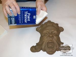 לחיצה להגדלת תמונה מתחילים בניגוב כל היציקה במטלית ספוגה בטרפנטין.