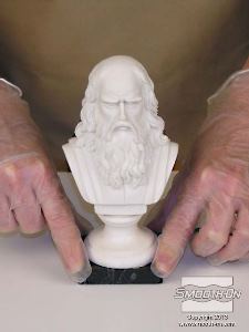 לחיצה להגדלת תמונה מדביקים את המודל למרכז לוח הבסיס.