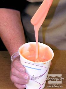 לחיצה להגדלת תמונה מערבבים את החומרים עד שמתקבלת תערבות בצבע אחיד. בזמן הערבוב חשוב לגרד גם את תחתית המיכל ואת דפנותיו.