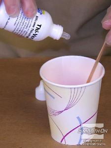 לחיצה להגדלת תמונה כדי לייצר קו תפר מעובה בתבנית, מכינים מנה קטנה של סיליקון למריחה Rebound® 25 ומוסיפים לה 4 טיפות של מסמיך Thi-Vex על כל אונקיה (Oz. = 28.35 gr)