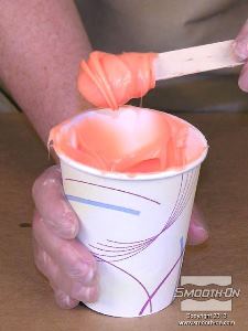 לחיצה להגדלת תמונה גומי סיליקון  Rebound® 25 הסמיך מחזיק את עצמו על משטח אנכי.