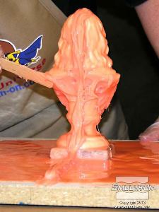 לחיצה להגדלת תמונה משתמשים במנה של הסיליקון  Rebound® 25 עם המסמיך גם כדי למלא זוויות שליליות (אנדרקאטים*) במודל.