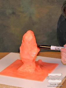 לחיצה להגדלת תמונה בוחנים את המודל כדי למצוא את המקום הטוב ביותר למיקום קו ההפרדה של חצאי מעיל התמיכה.