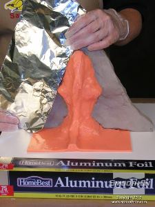 לחיצה להגדלת תמונה מצפים את קיר החימר בנייר אלומיניום דק.