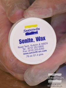 לחיצה להגדלת תמונה מורחים שכבה נדיבה של חומר אטימה Sonite Wax על כל לוח הבסיס.