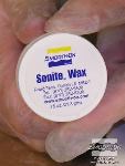 מורחים שכבה נדיבה של חומר אטימה Sonite Wax על כל לוח הבסיס.
