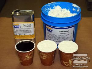 לחיצה להגדלת תמונה מודדים ומערבבים את הבסיס והמקשה של פוליאורתן Plasti-Paste ביחס ערבוב של 1A:3B. מקפידם לגרד את החומר מתחתית המיכל ומצדדיו.