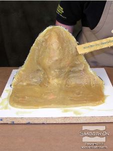 לחיצה להגדלת תמונה מורחים את הפוליאוריתן Plasti-Paste על כל שטח המודל, לוח הבסיס וקו התפר, בעובי של 1 ס